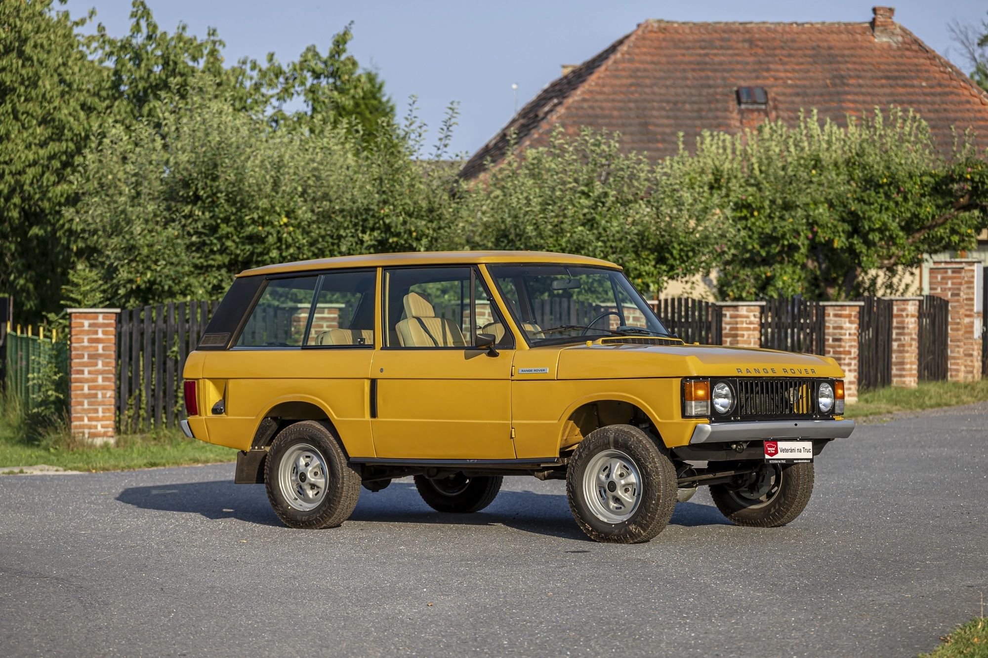 2500x0-storage-uploads-media-car-1328-lr-range-rover-yellow-3door-4-s5jg.jpeg