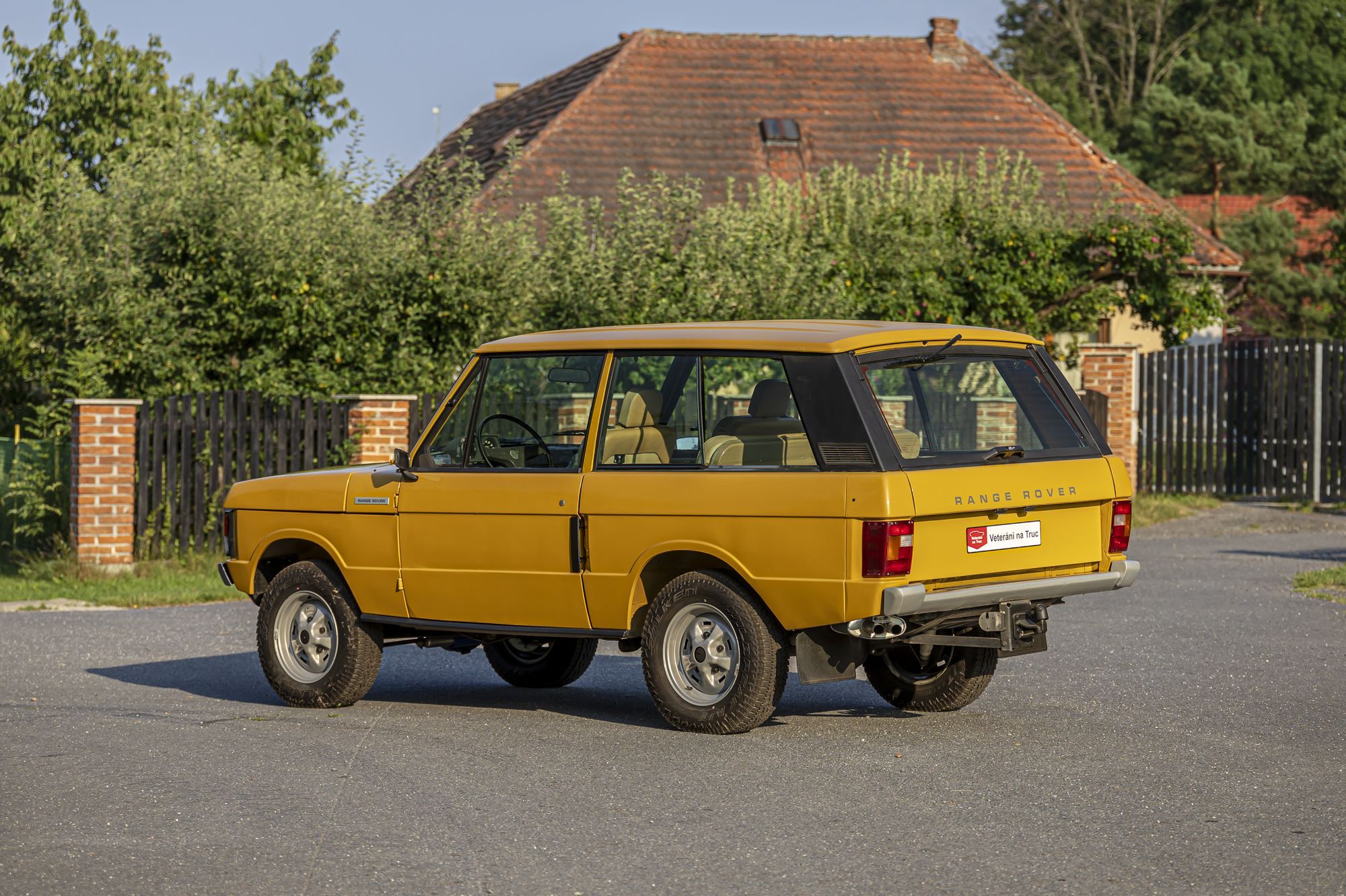 0-2500x0-storage-uploads-media-car-1328-lr-range-rover-yellow-3door-10-mzwu-.jpg