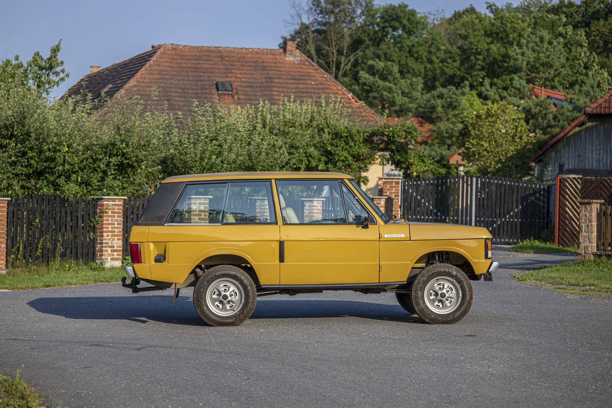 0-2500x0-storage-uploads-media-car-1328-lr-range-rover-yellow-3door-2-jnrt-.jpg