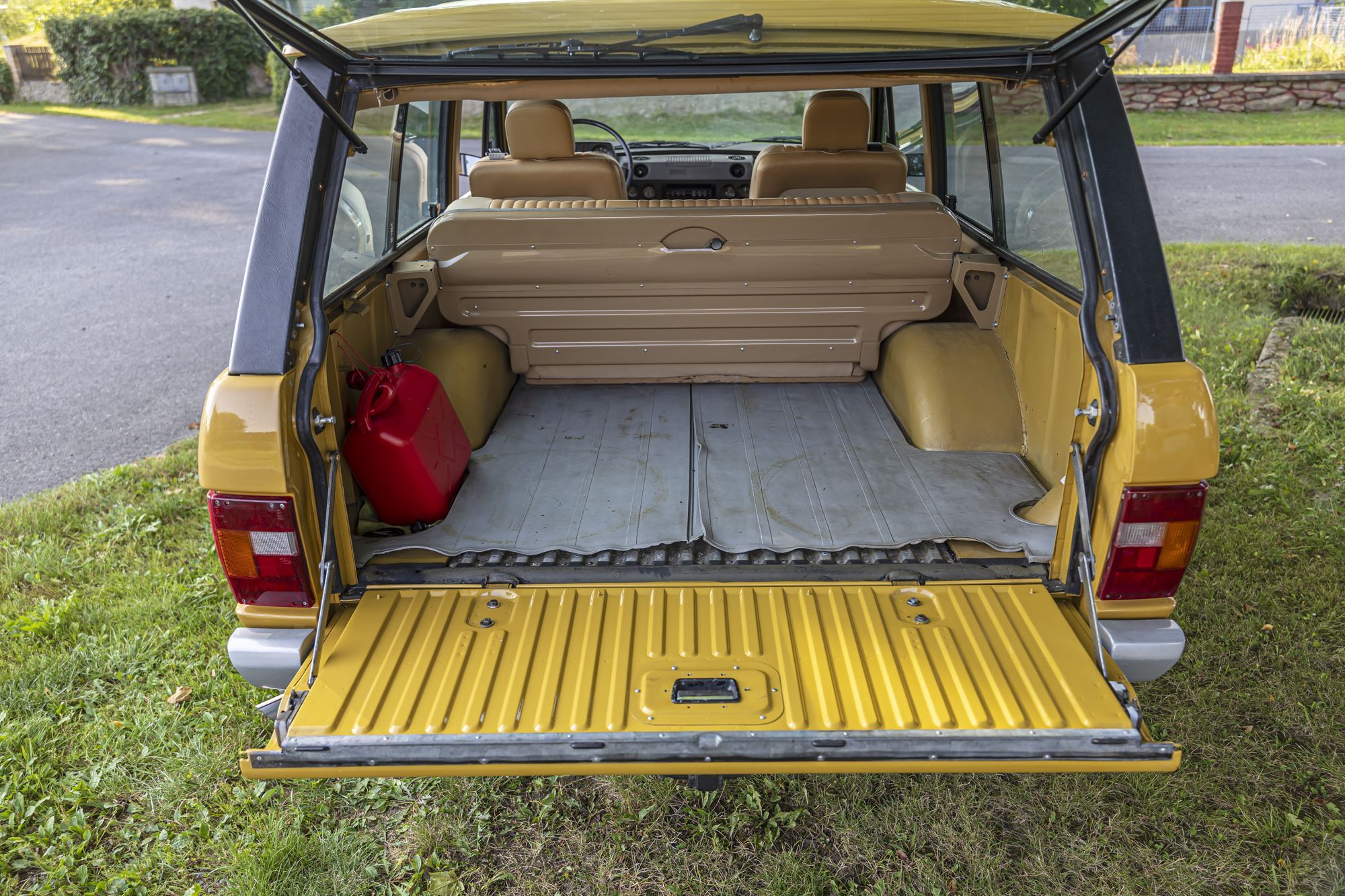 0-2500x0-storage-uploads-media-car-1328-lr-range-rover-yellow-3door-29-efjw-.jpg