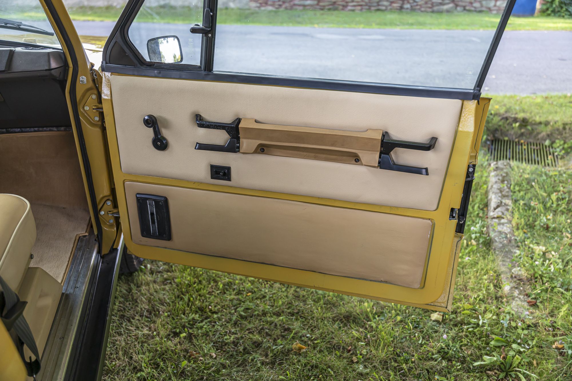 0-2500x0-storage-uploads-media-car-1328-lr-range-rover-yellow-3door-31-wxqb-.jpg