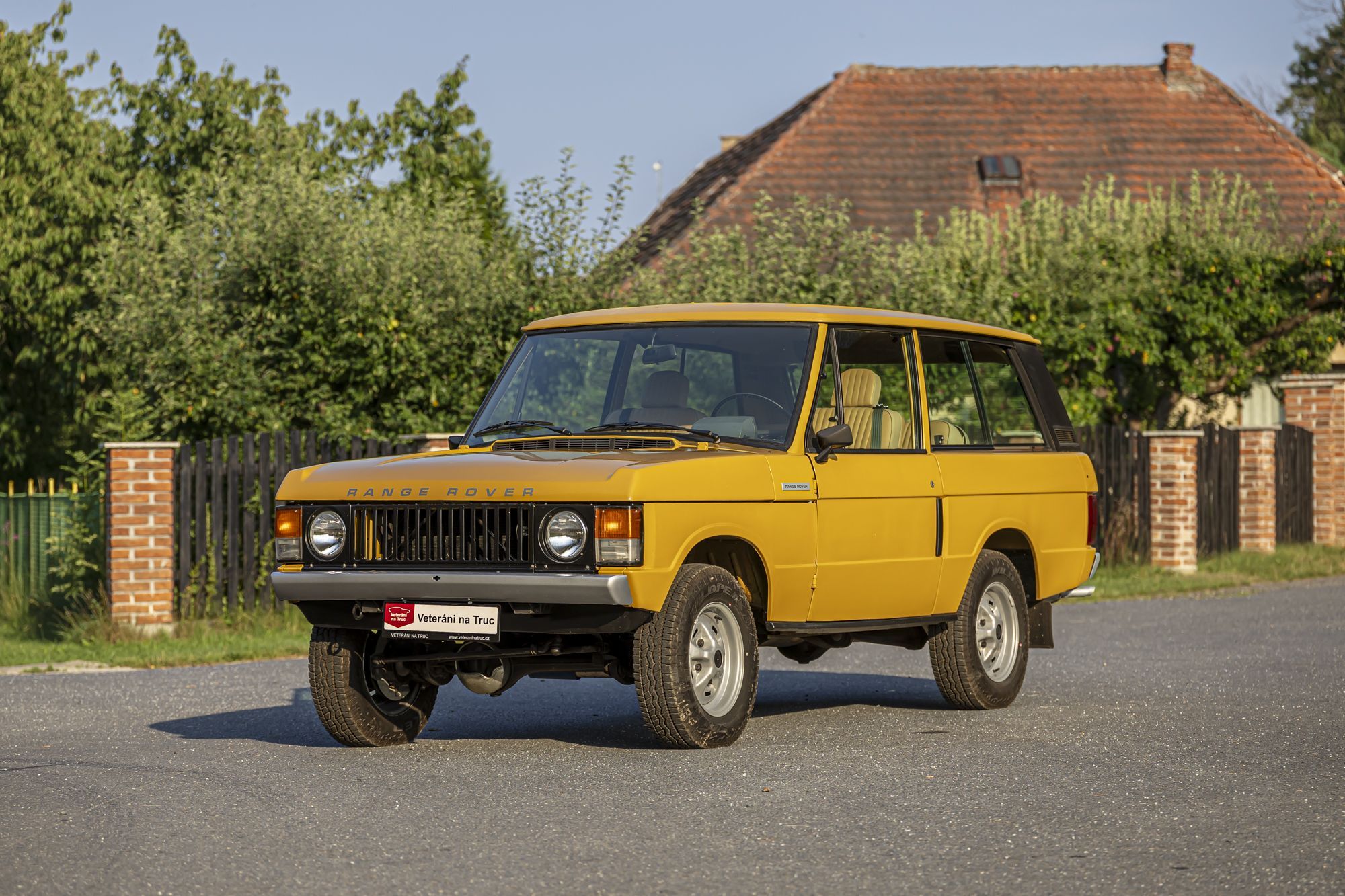 0-2500x0-storage-uploads-media-car-1328-lr-range-rover-yellow-3door-6-9qw7-.jpg