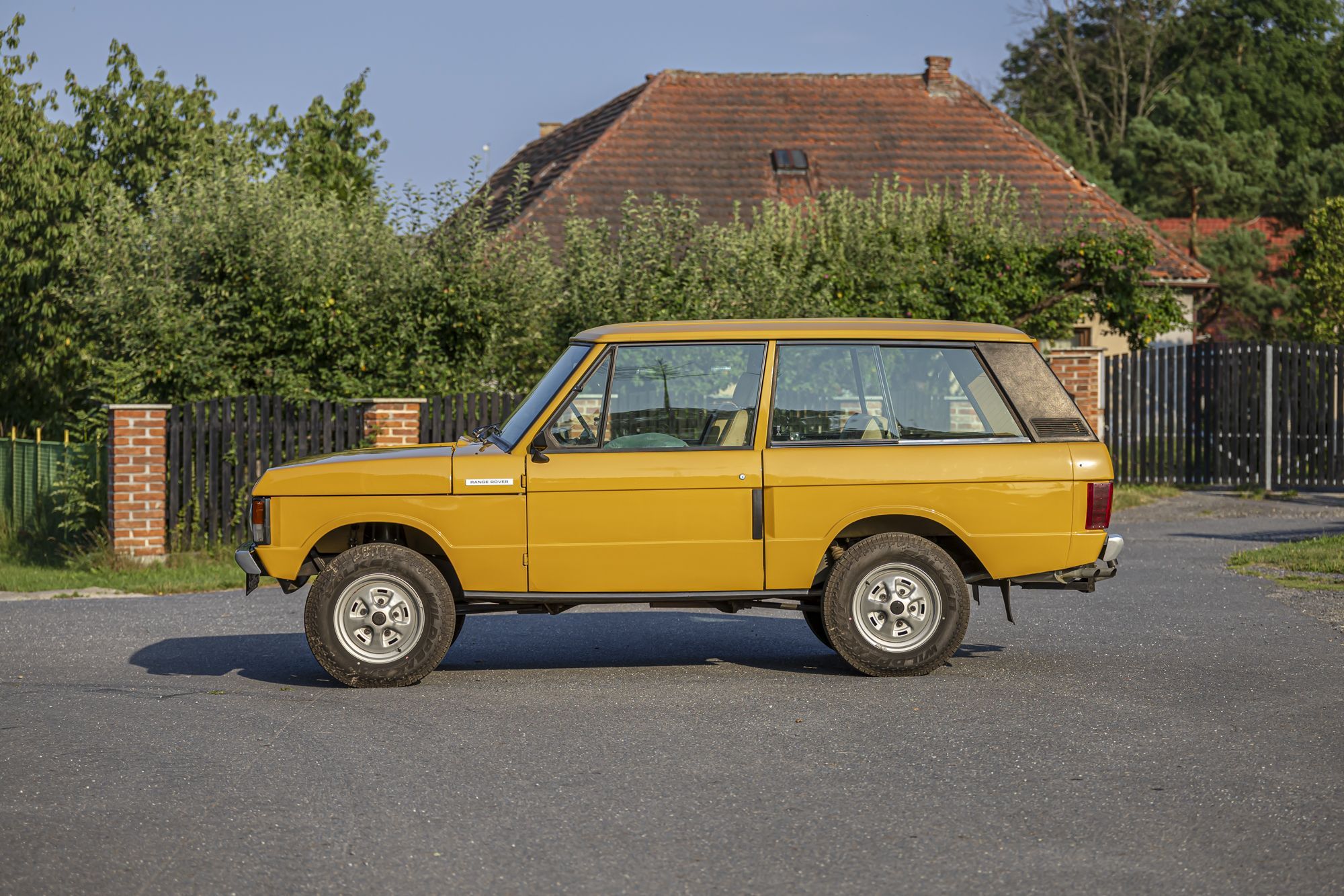 0-2500x0-storage-uploads-media-car-1328-lr-range-rover-yellow-3door-8-wdwz-.jpg