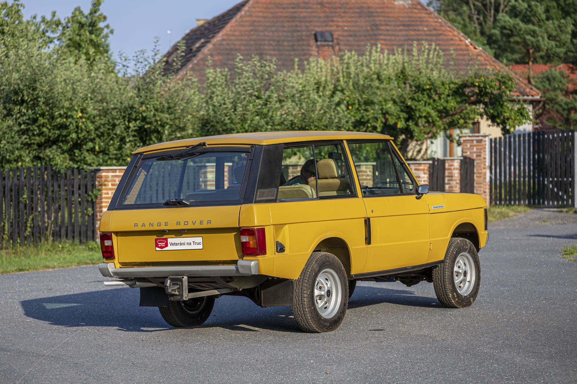 0-2500x0-storage-uploads-media-car-1328-lr-range-rover-yellow-3door-gp0d-.jpg