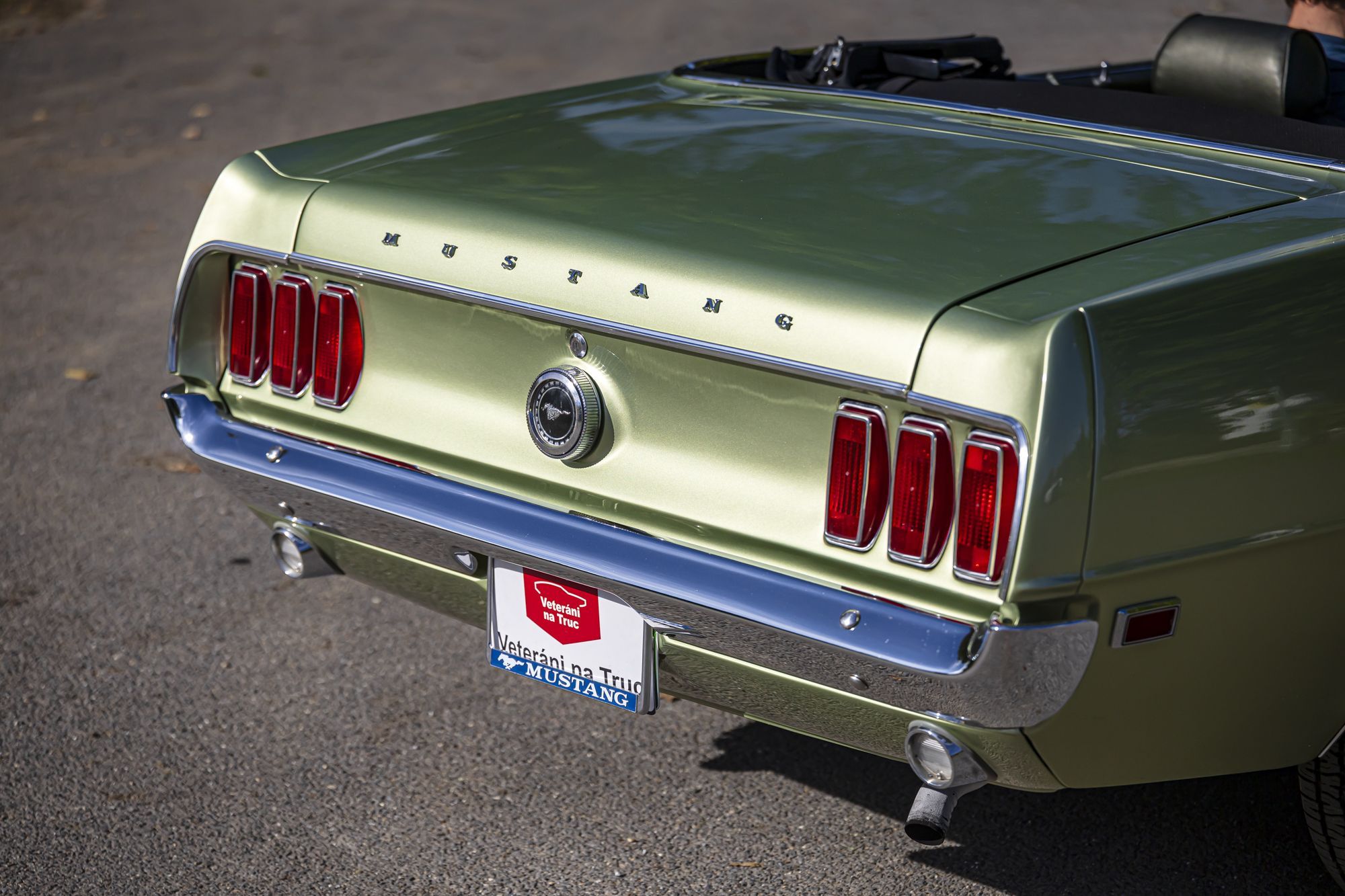 0-2500x0-storage-uploads-media-car-1418-ford-mustang-convertible-69-green-11-9jrs-.jpg