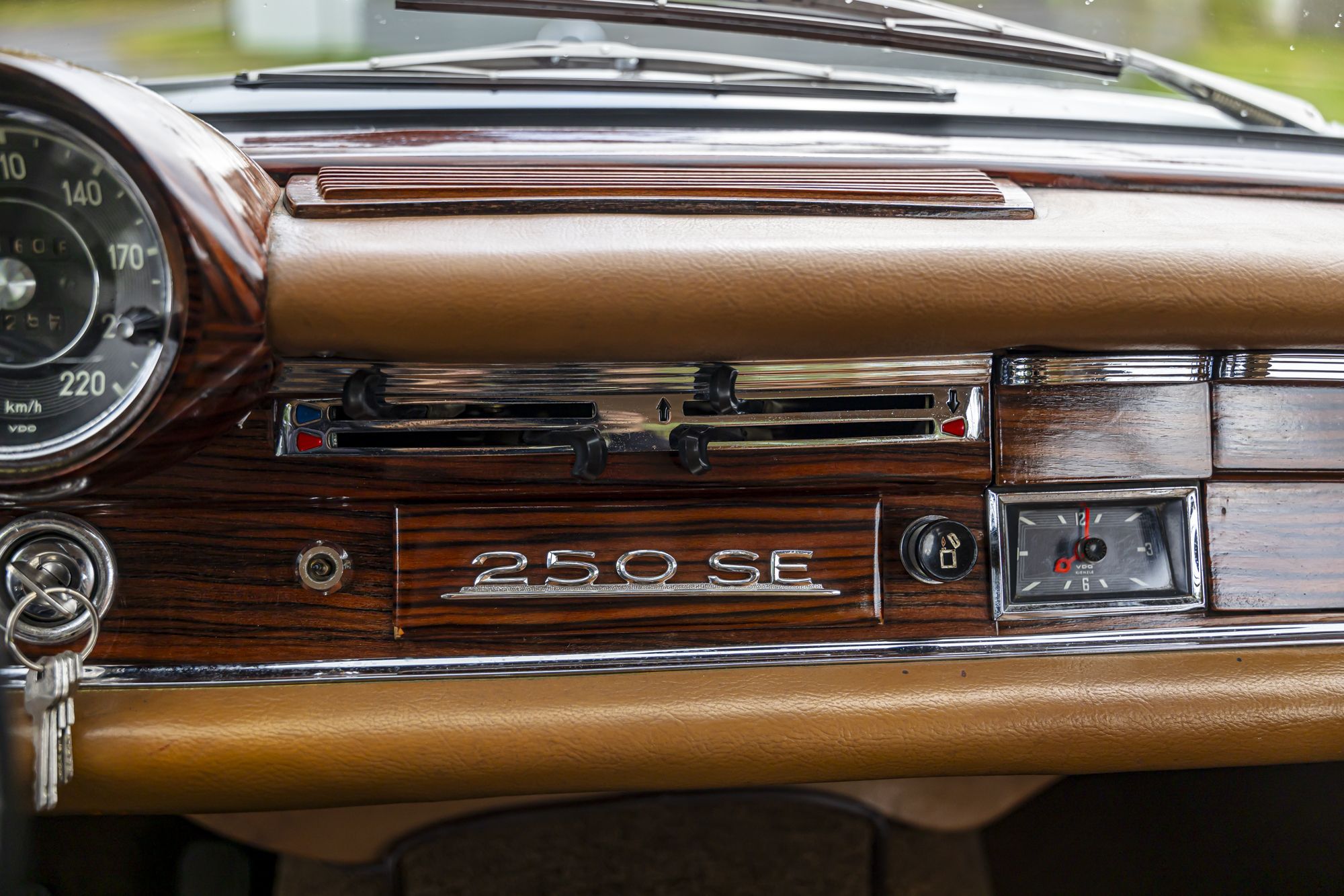 0-2500x0-storage-uploads-media-car-1426-mercedes-benz-250se-manual-green-69-melm-.jpg