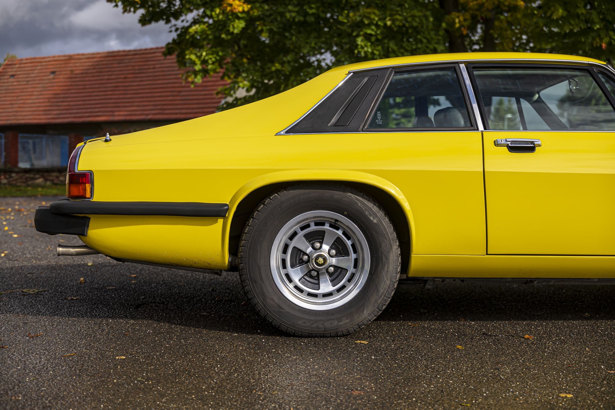 0-2500x0-storage-uploads-media-car-1427-jaguar-xj-s-yellow-manual-13-bo59-.jpg