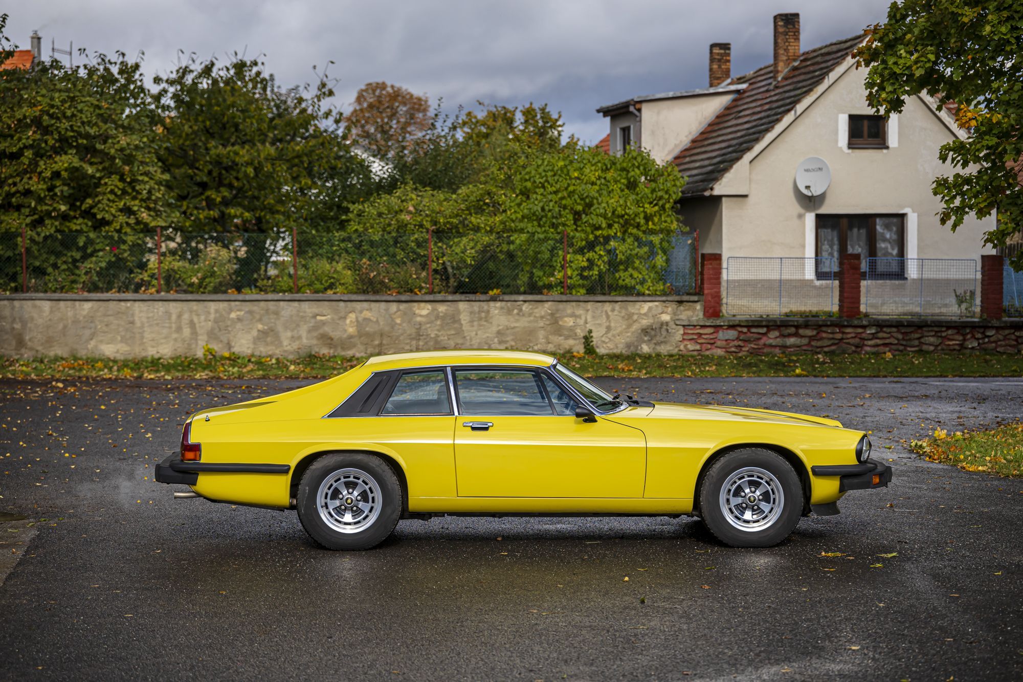 0-2500x0-storage-uploads-media-car-1427-jaguar-xj-s-yellow-manual-19-wemt-.jpg