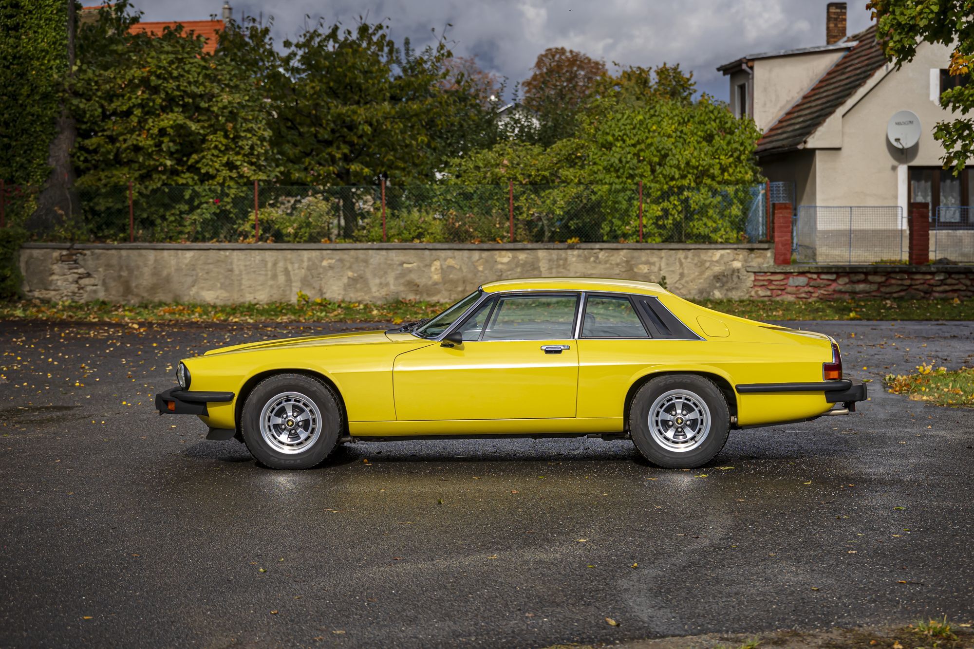 0-2500x0-storage-uploads-media-car-1427-jaguar-xj-s-yellow-manual-32-xluu-.jpg