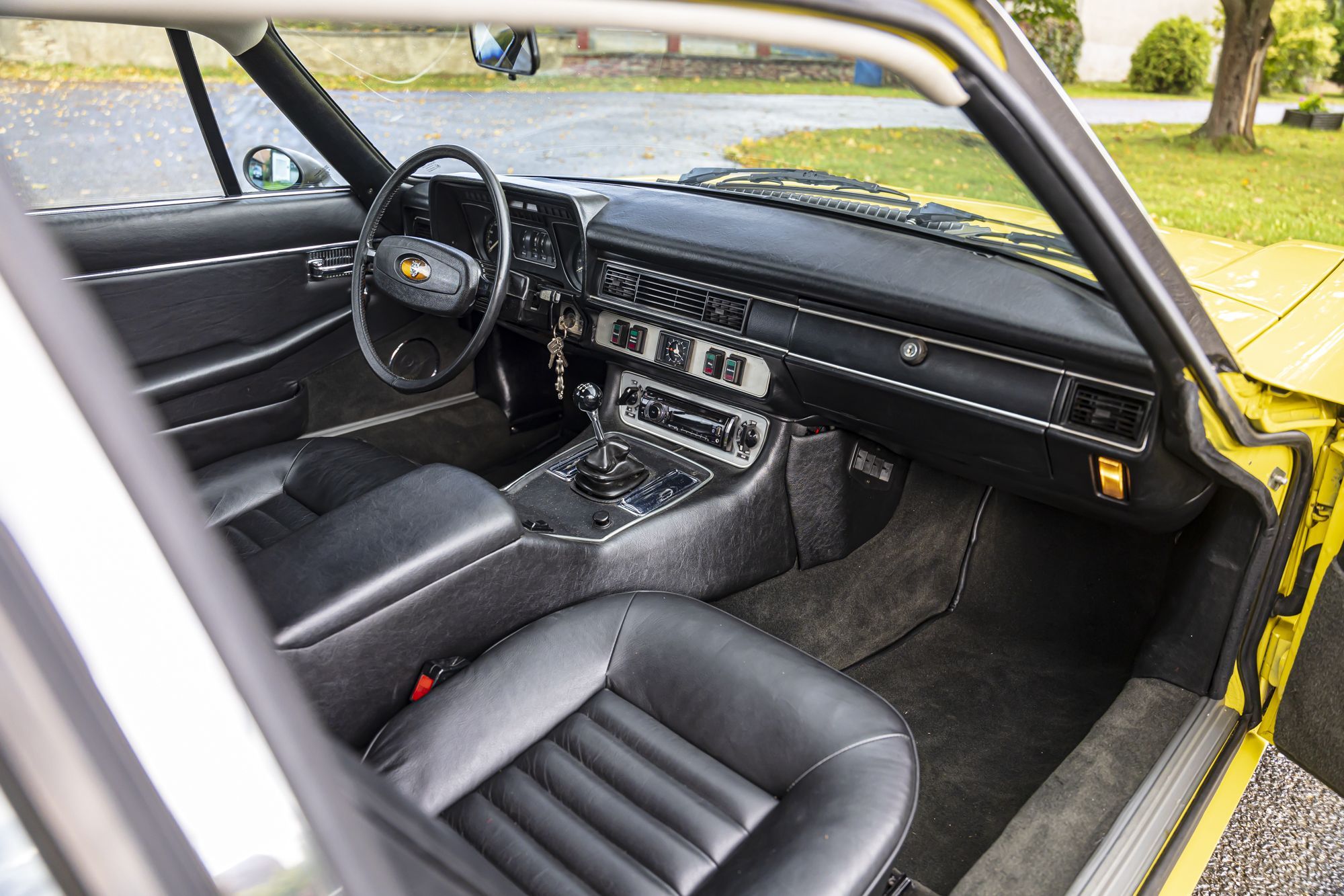 0-2500x0-storage-uploads-media-car-1427-jaguar-xj-s-yellow-manual-60-nlmh-.jpg