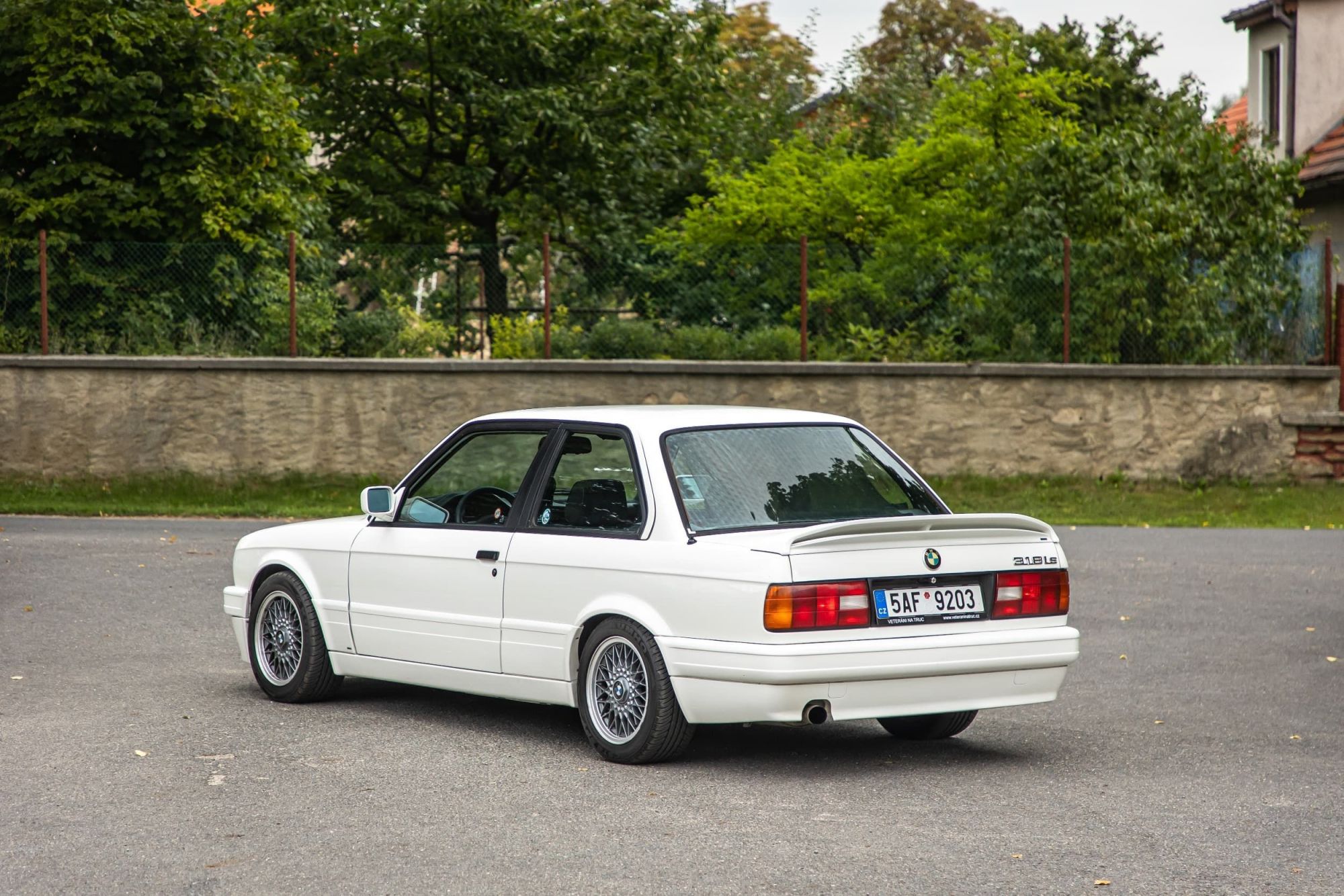 0-bmw-318is-white-78-.jpg