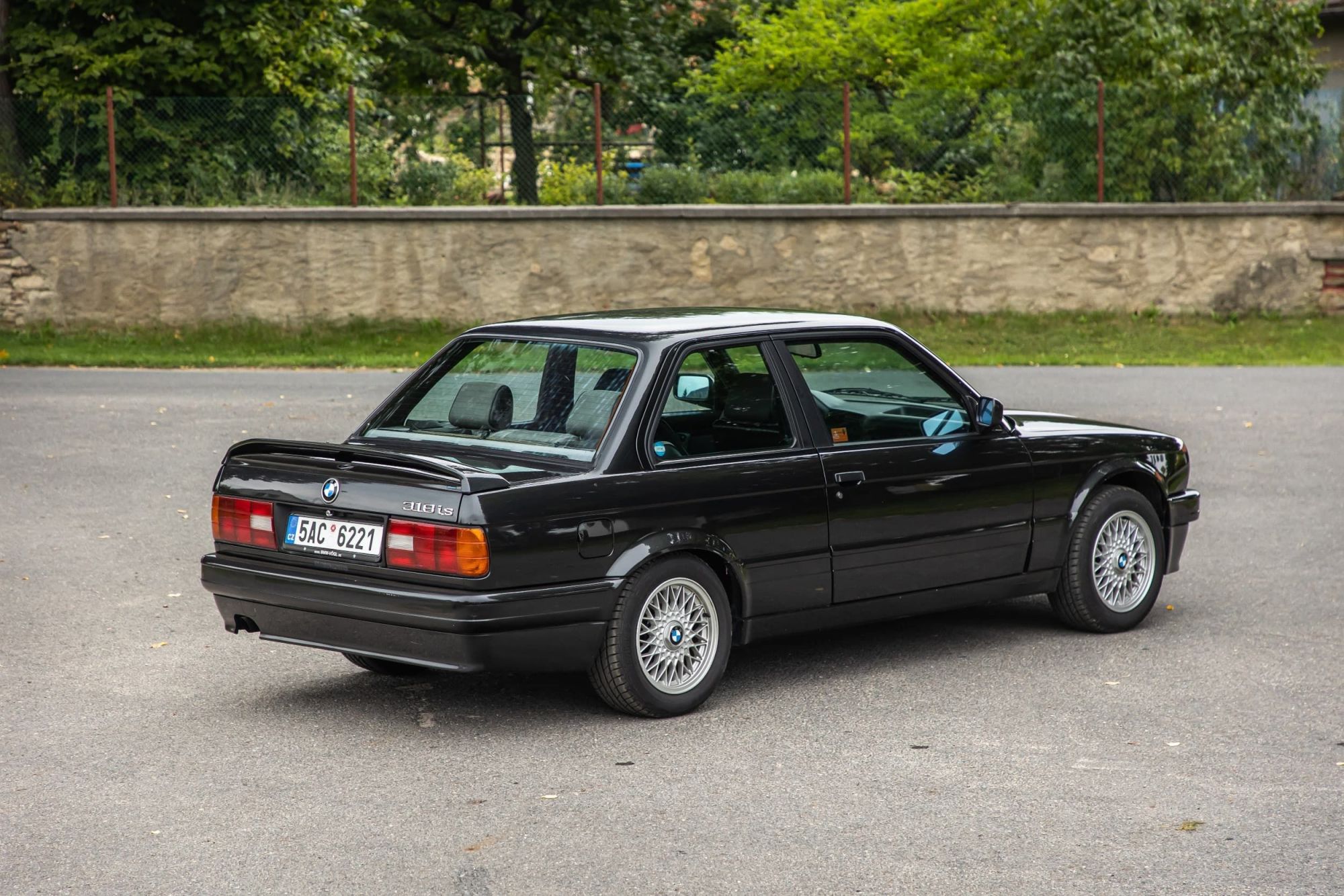 0-bmw-e30-318is-black-51-.jpg