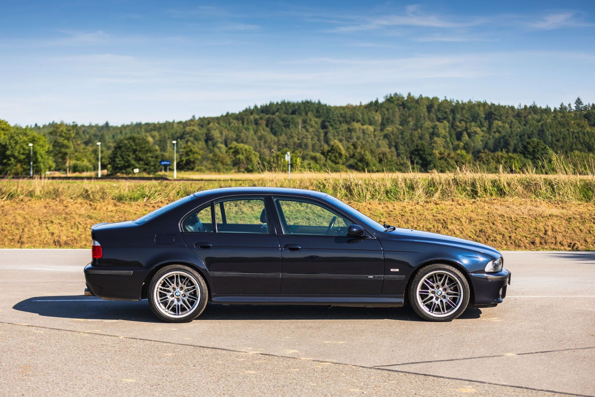 0-low-bmw-m5-e39-.jpg