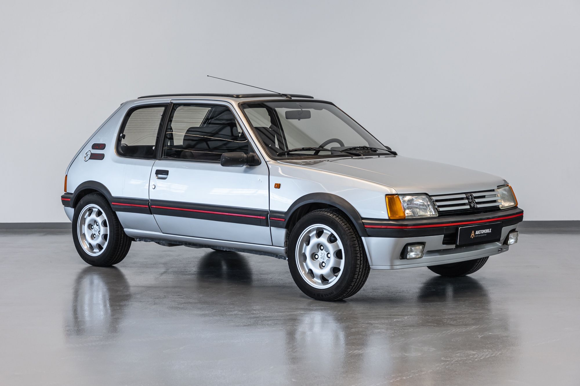 0-peugeot-205-gti-13-.jpg
