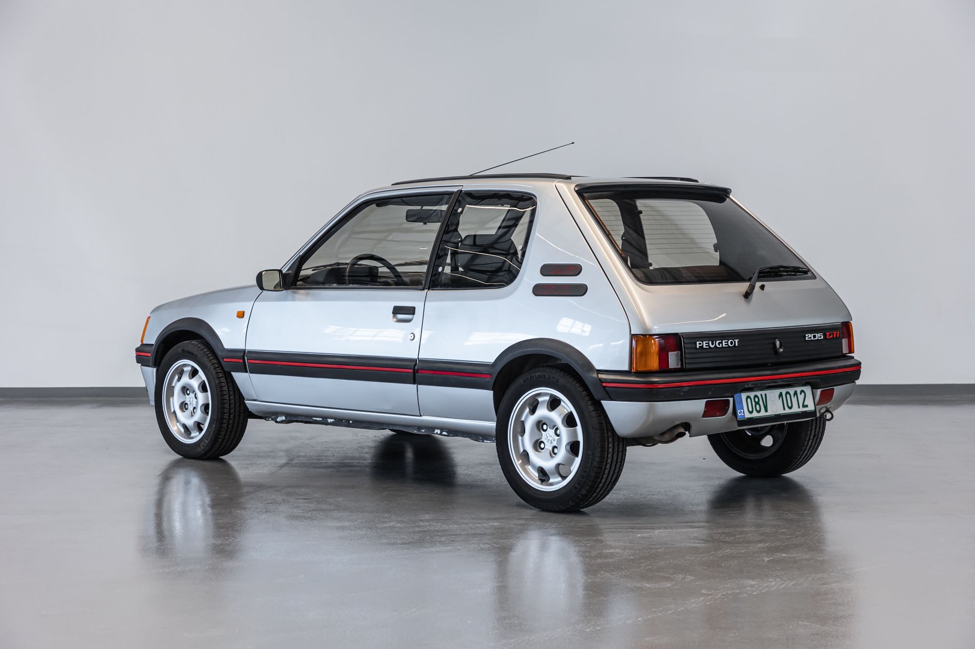 0-peugeot-205-gti-23-.jpg