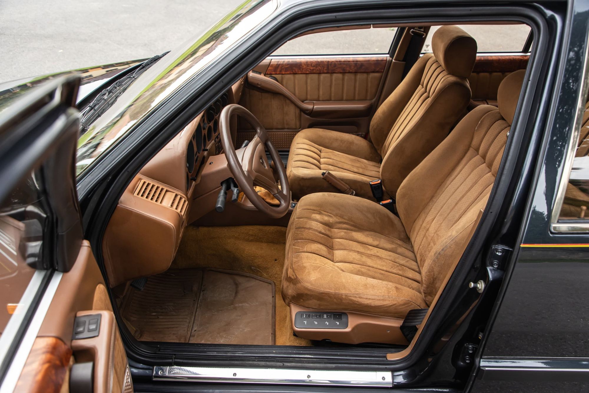 Lancia Thema 8.32_33