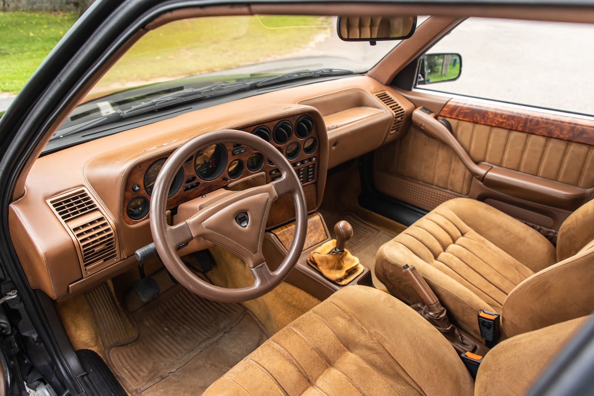 Lancia Thema 8.32_36