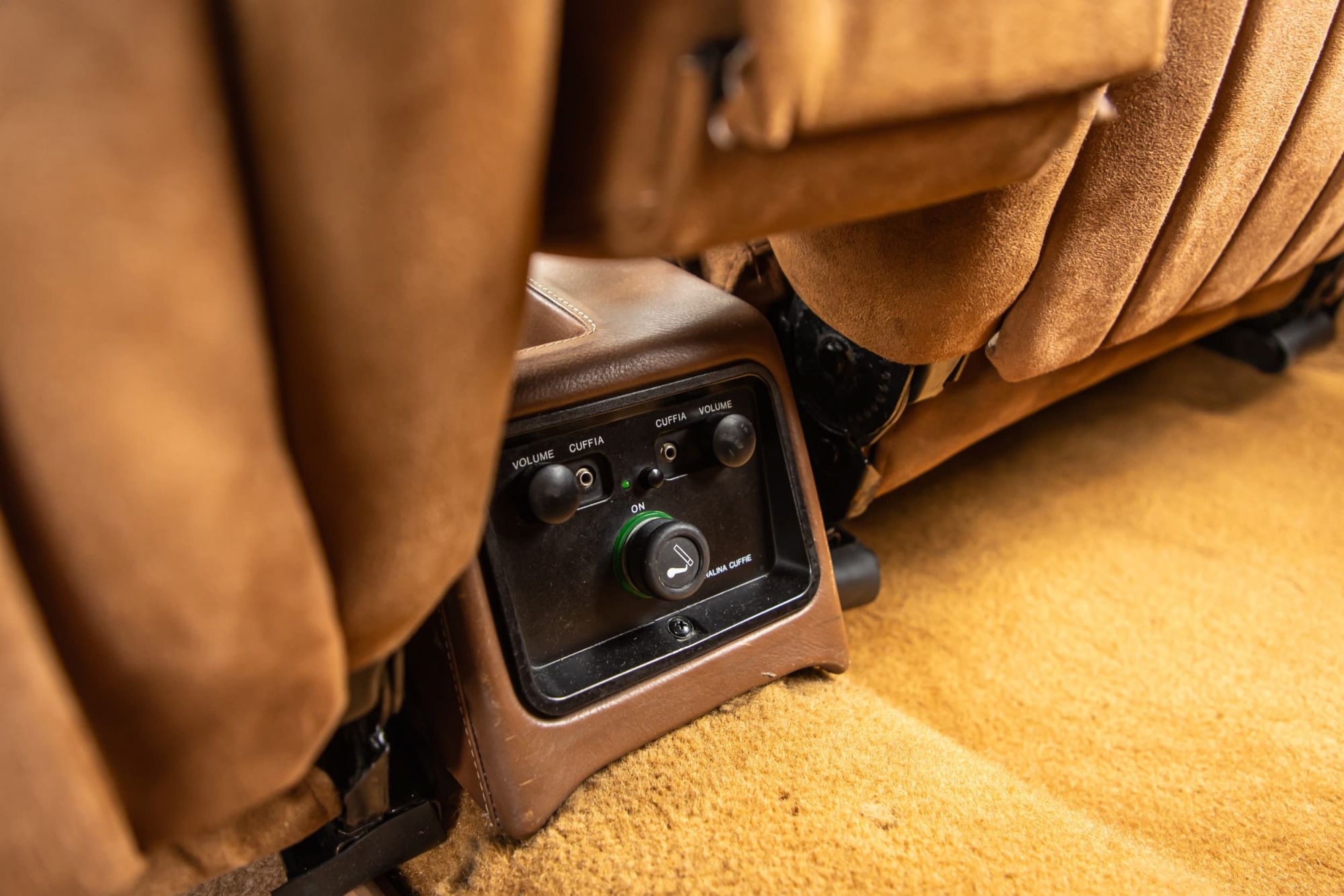 Lancia Thema 8.32_40