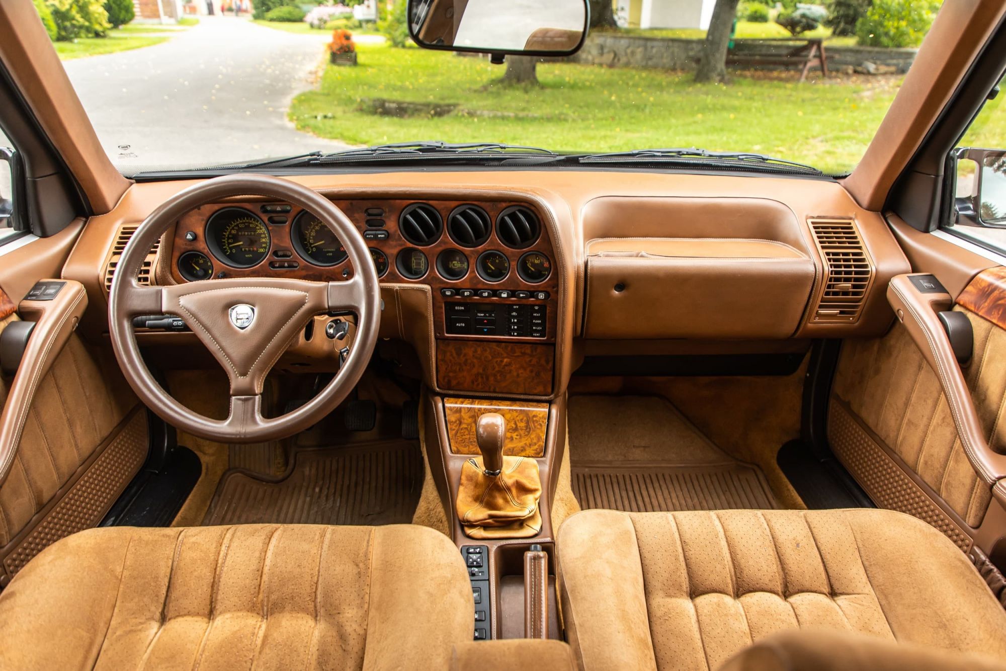 Lancia Thema 8.32_49