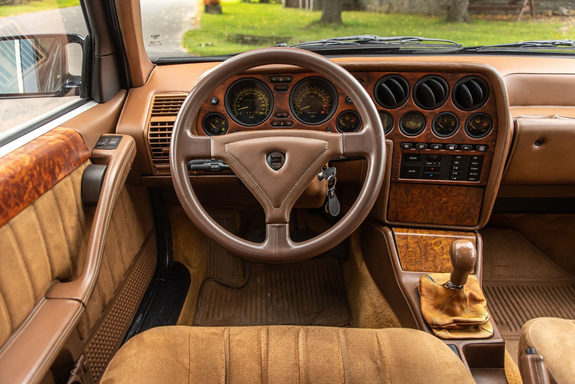 Lancia Thema 8.32_51