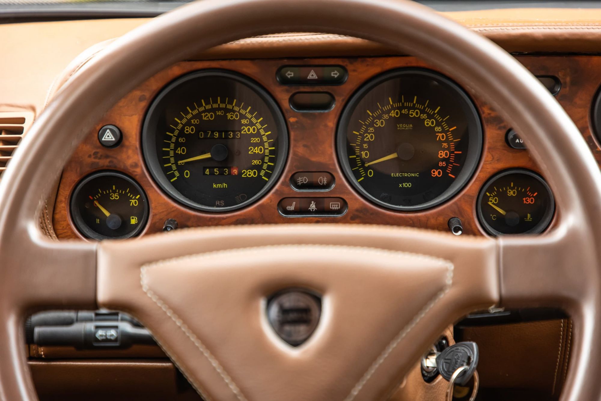 Lancia Thema 8.32_52