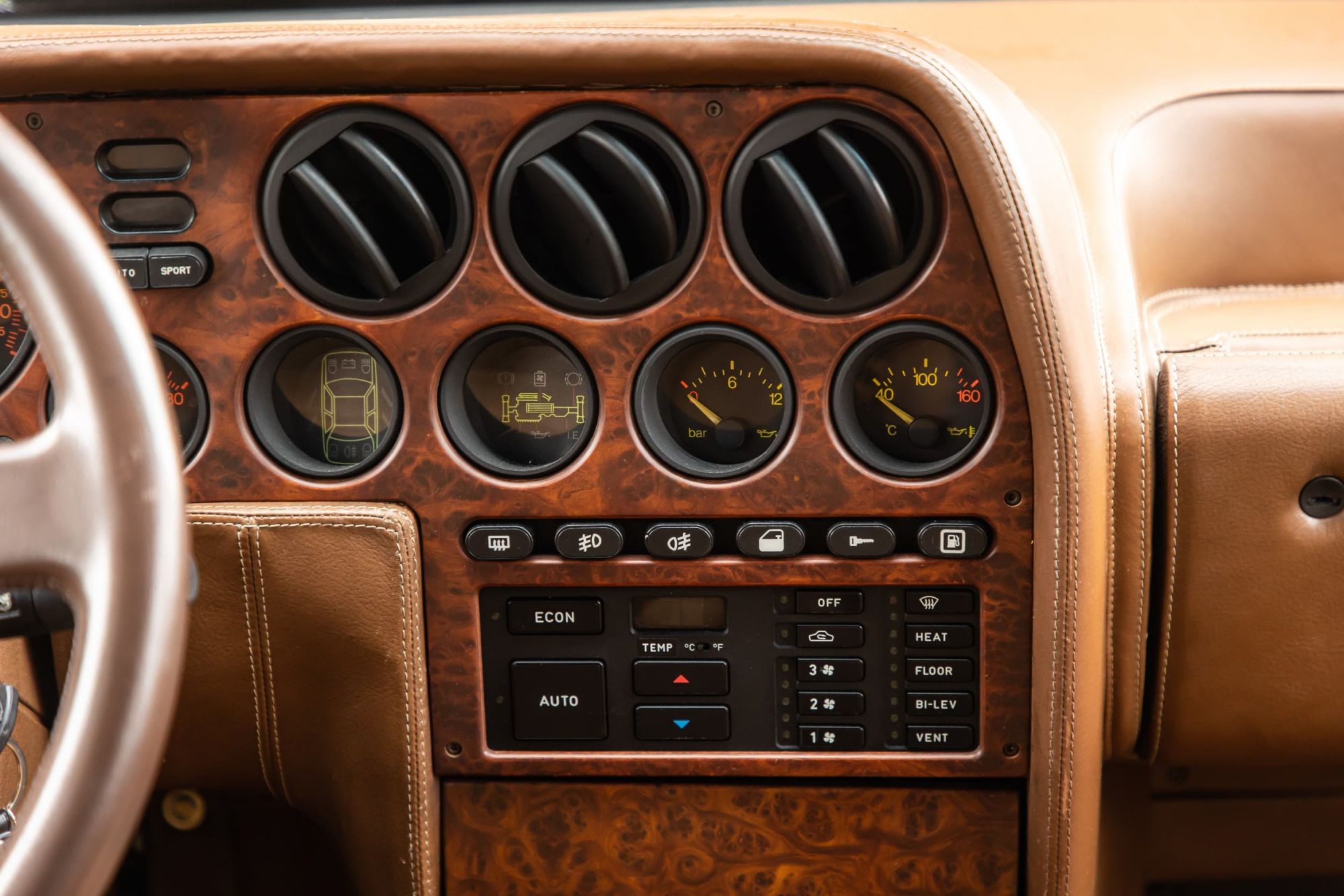 Lancia Thema 8.32_53