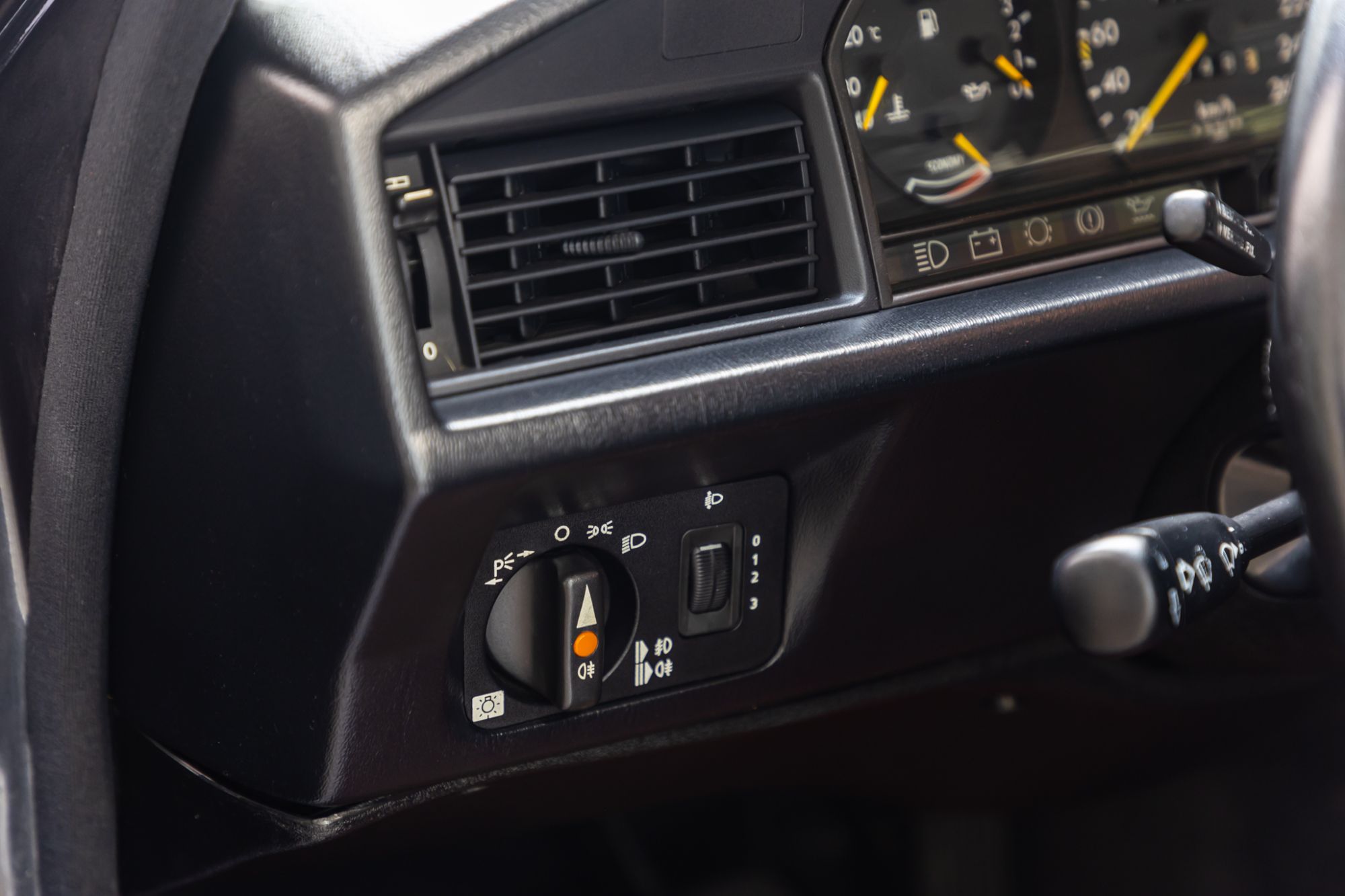 Mercedes Benz 190E 2.5 16V_43.JPG