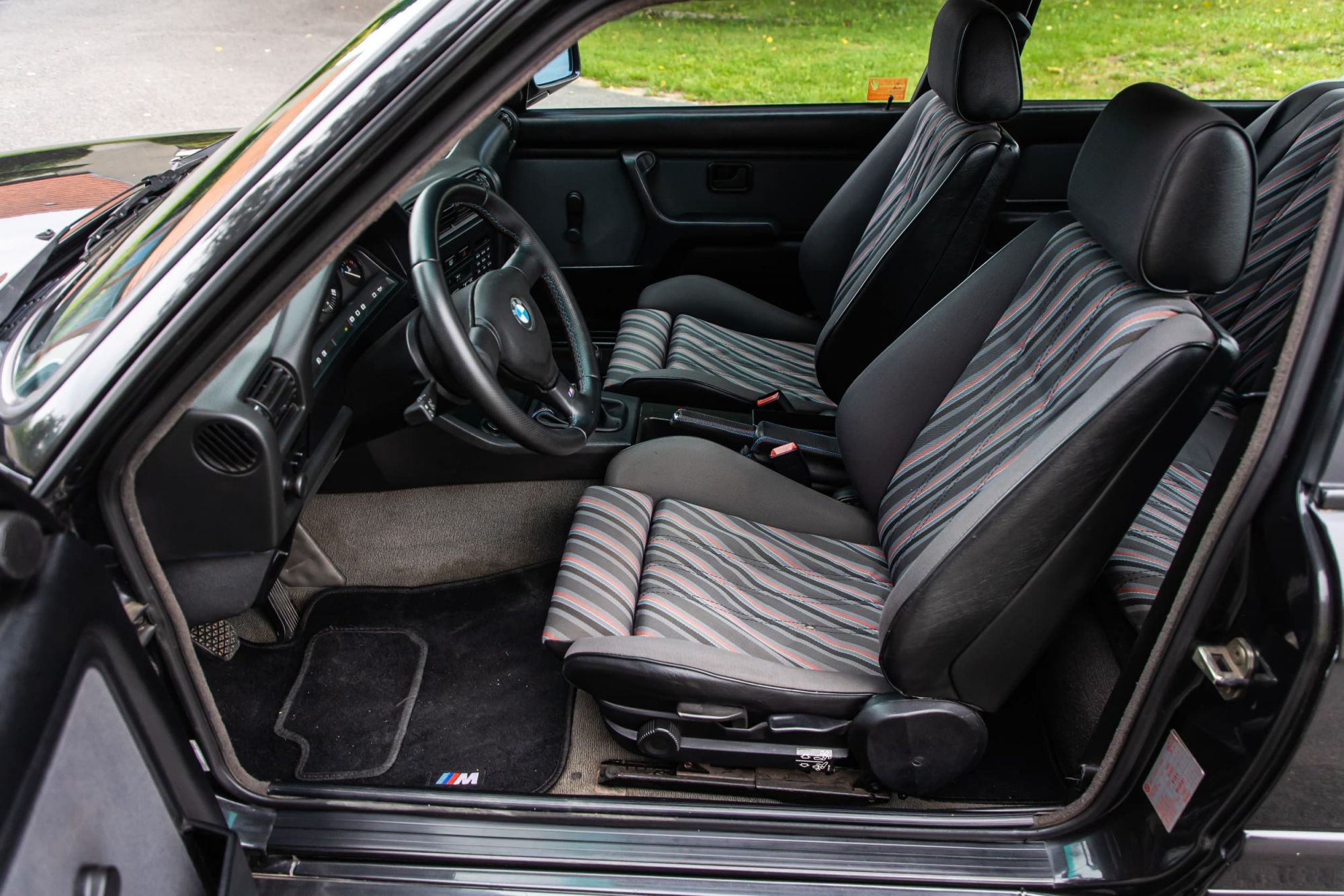 BMW e30 318is BLACK_37