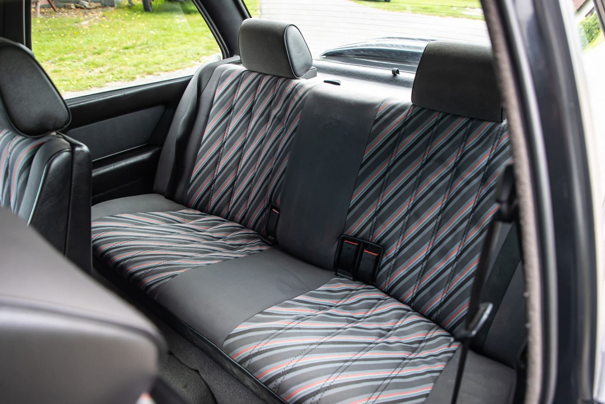 BMW e30 318is BLACK_40