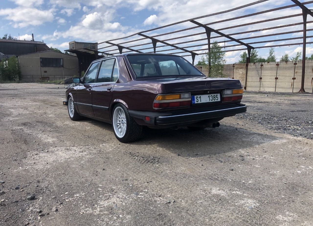e7-bmw-5-528e