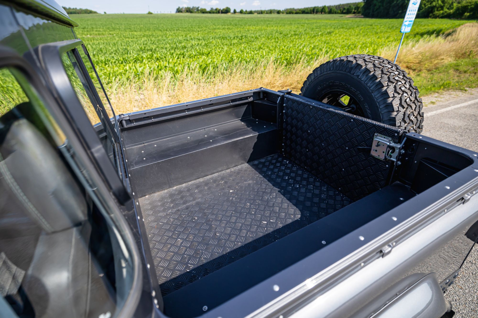 LOW Land Rover 90_3.JPG