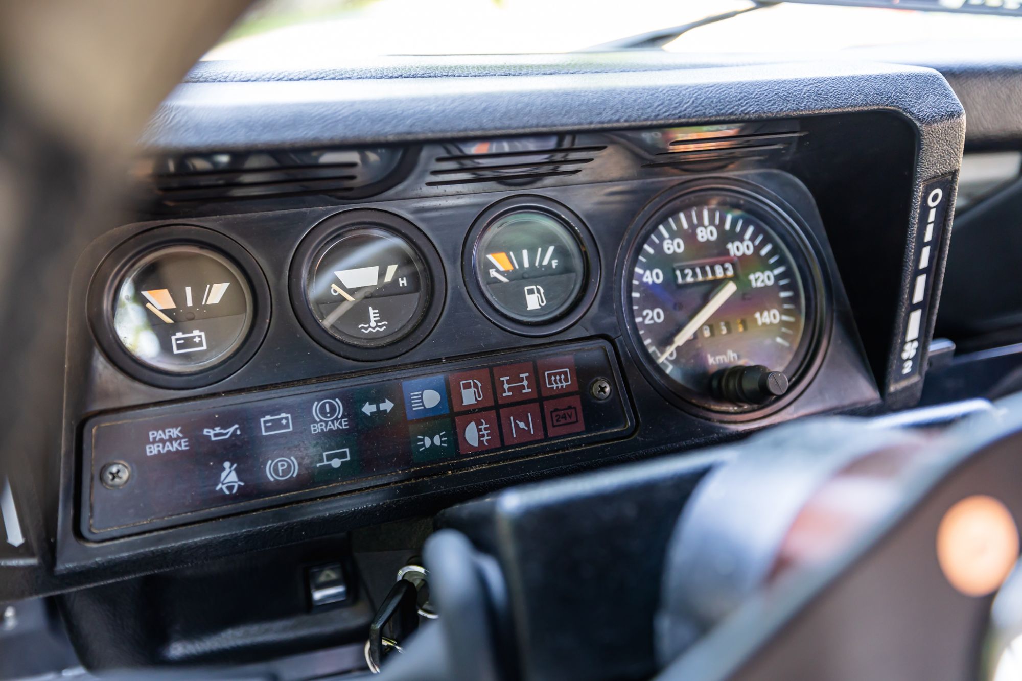 LOW Land Rover 90_83.JPG