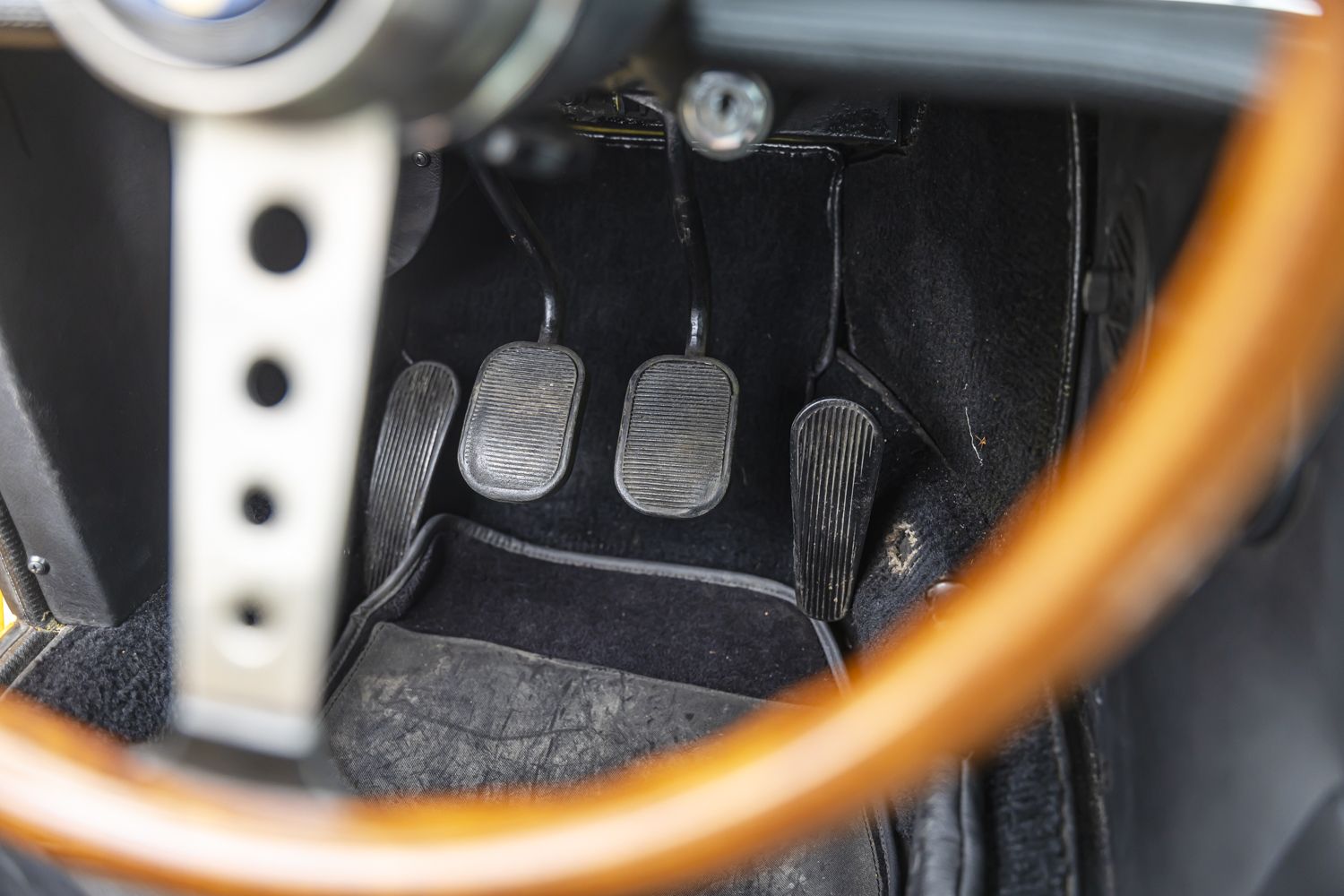 low_Maserati Ghibli yellow_97