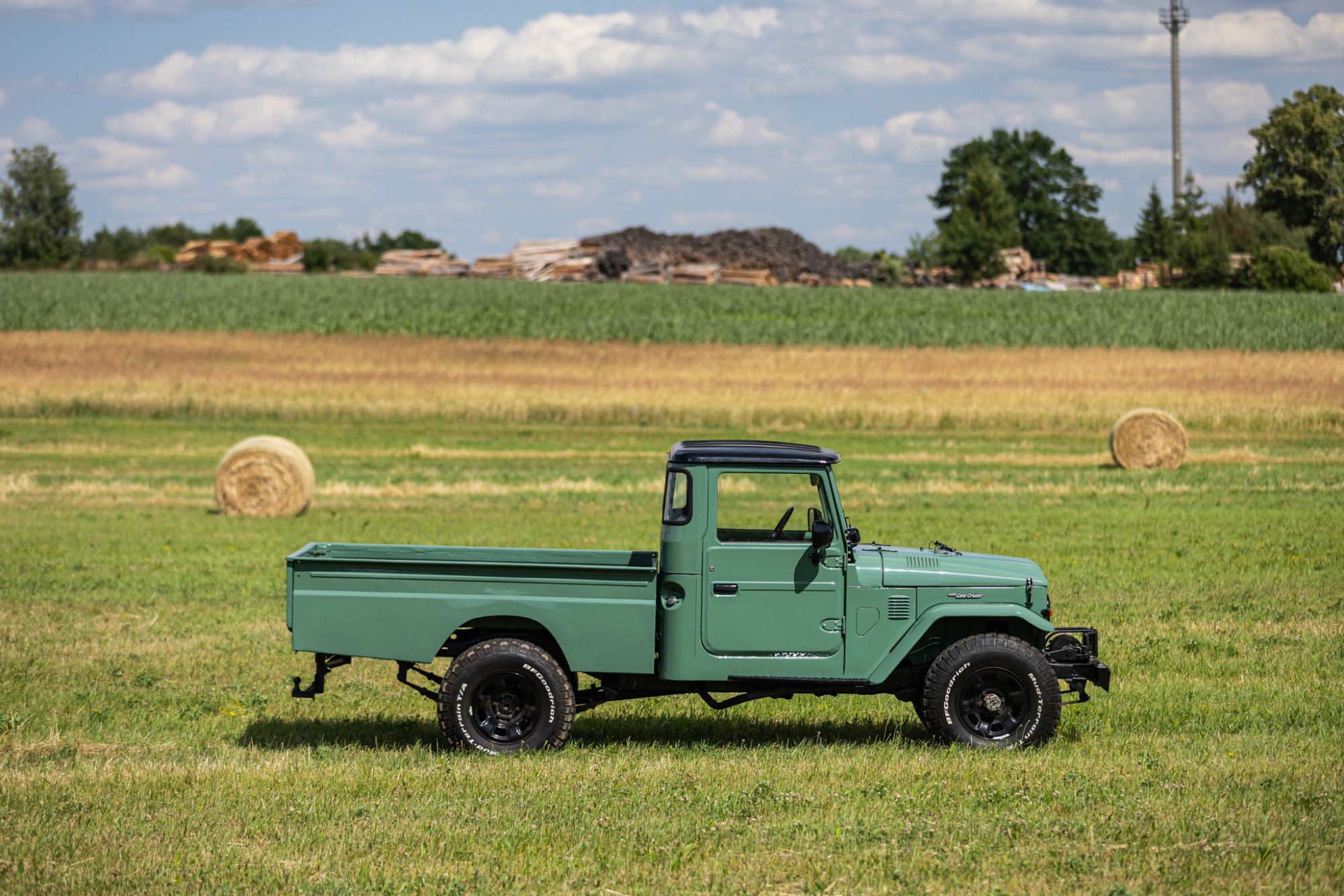 low Toyota LandCruiser pickup_1.JPG