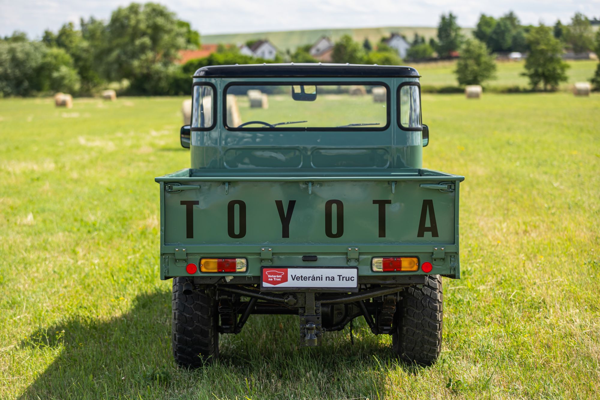 low Toyota LandCruiser pickup_23.JPG