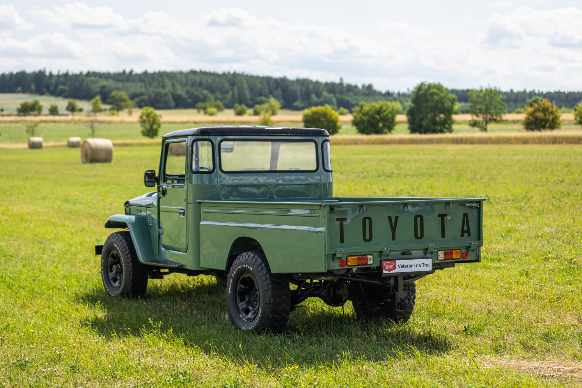 low Toyota LandCruiser pickup_24.JPG