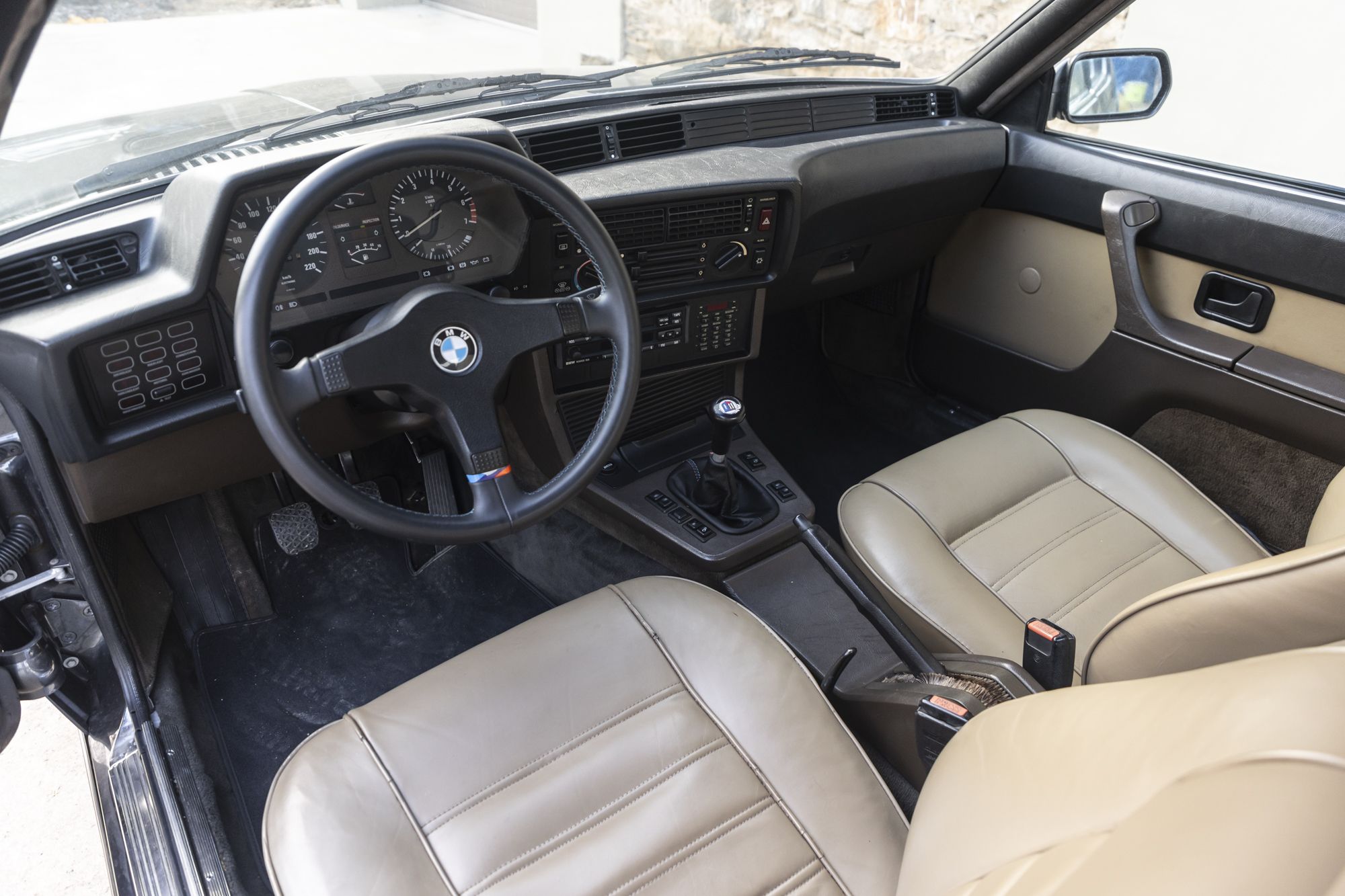 male BMW 635CSi_43