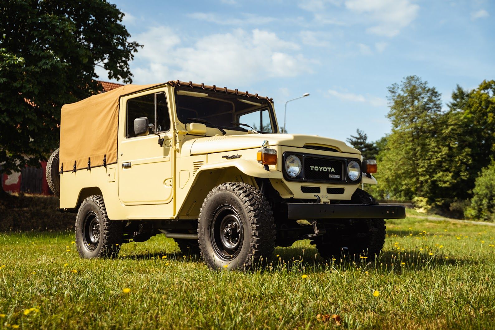 toyota-landcruiser-zluta-zmenseno-11-7j9c