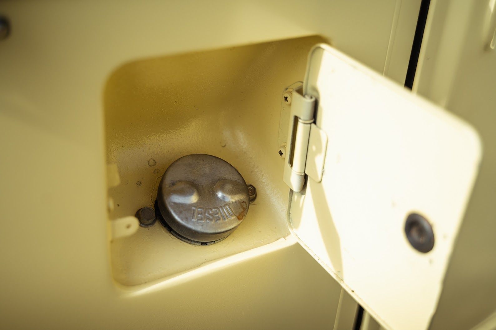 toyota-landcruiser-zluta-zmenseno-20-7qrr