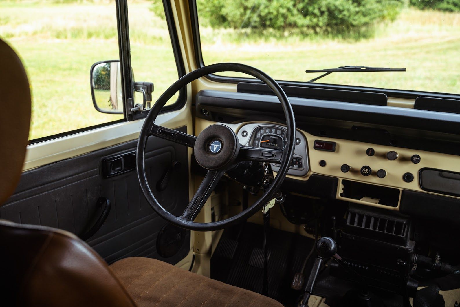 toyota-landcruiser-zluta-zmenseno-21-juyv