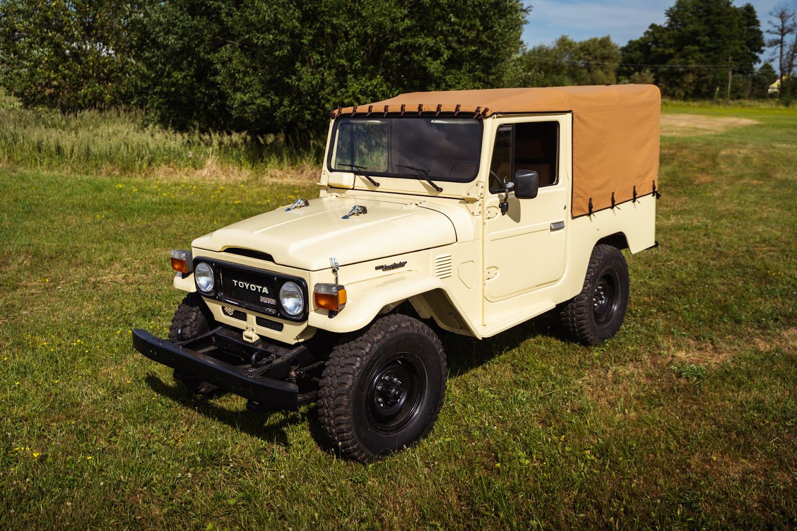 toyota-landcruiser-zluta-zmenseno-3-clnh