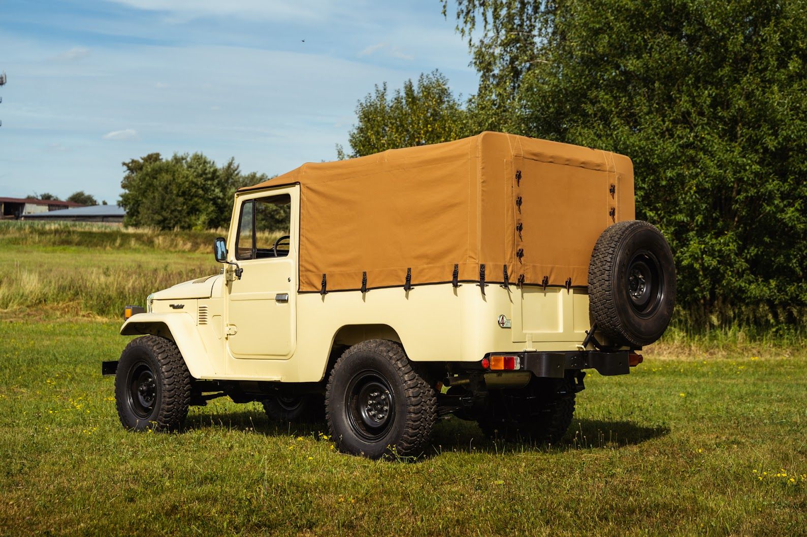 toyota-landcruiser-zluta-zmenseno-5-c9c6